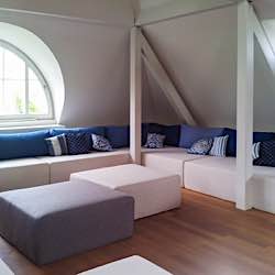 MIRIAM HOCK | HOMESTYLE | SITZEN UND LIEGEN
